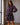 Kurzes Damenkleid mit Druck, geraffter Taille und Rüschen - Violett