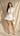 Ensemble chic avec blouse en dentelle et short portefeuille - Beige