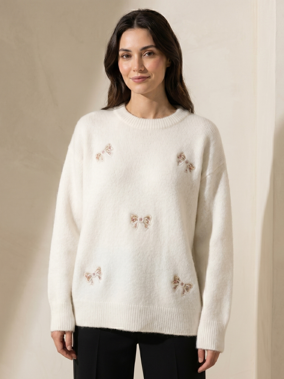Pull blanc avec broderies papillons
