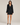 Kurzes Damenkleid mit Dekolleté und tailliertem Schnitt - Schwarz